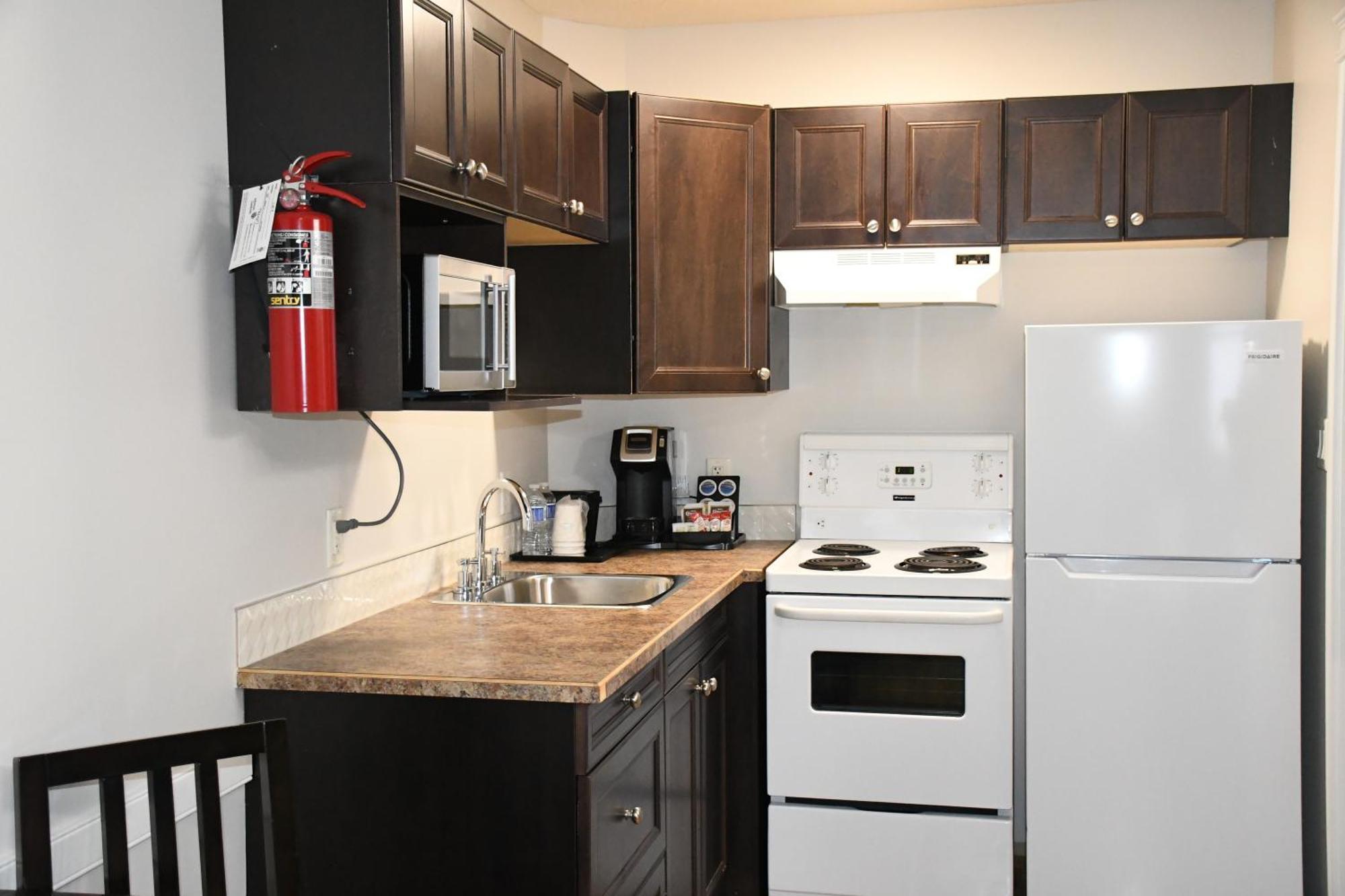 Super 8 By Wyndham Fort Mcmurray Esterno foto