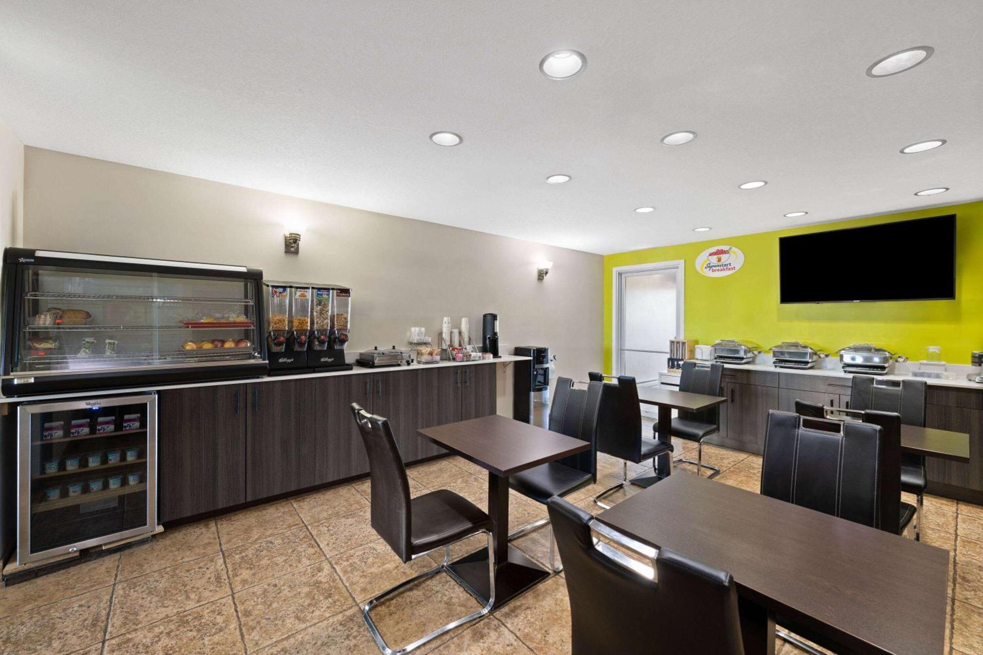 Super 8 By Wyndham Fort Mcmurray Esterno foto