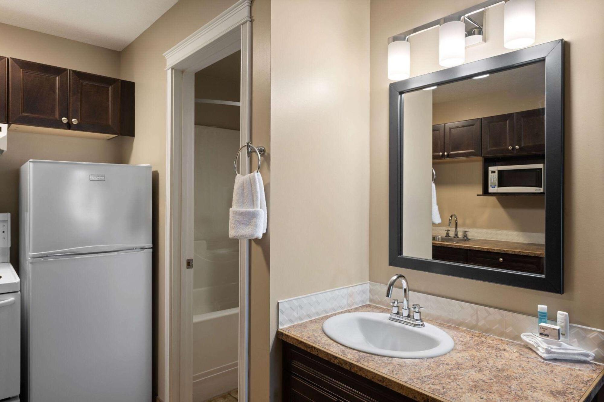 Super 8 By Wyndham Fort Mcmurray Esterno foto