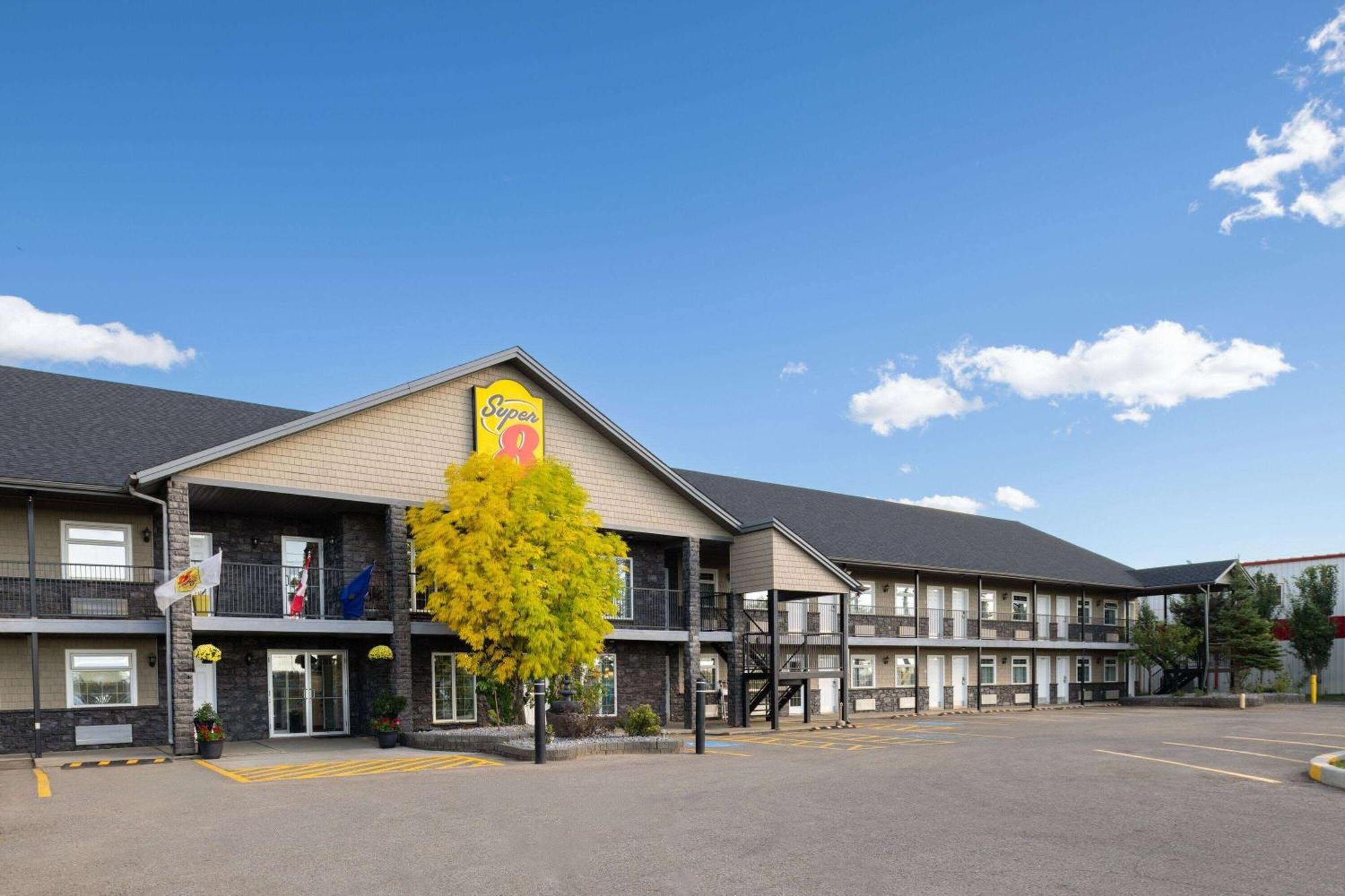 Super 8 By Wyndham Fort Mcmurray Esterno foto