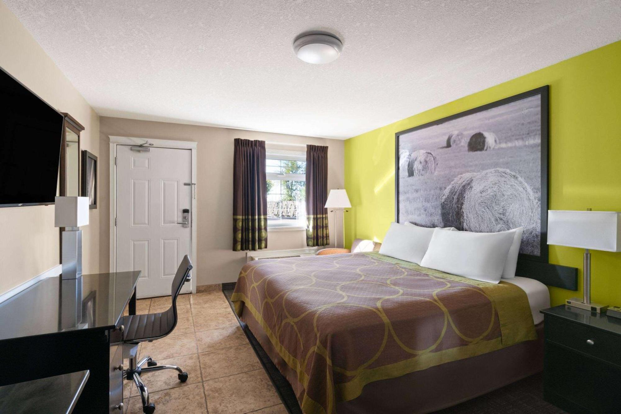 Super 8 By Wyndham Fort Mcmurray Esterno foto