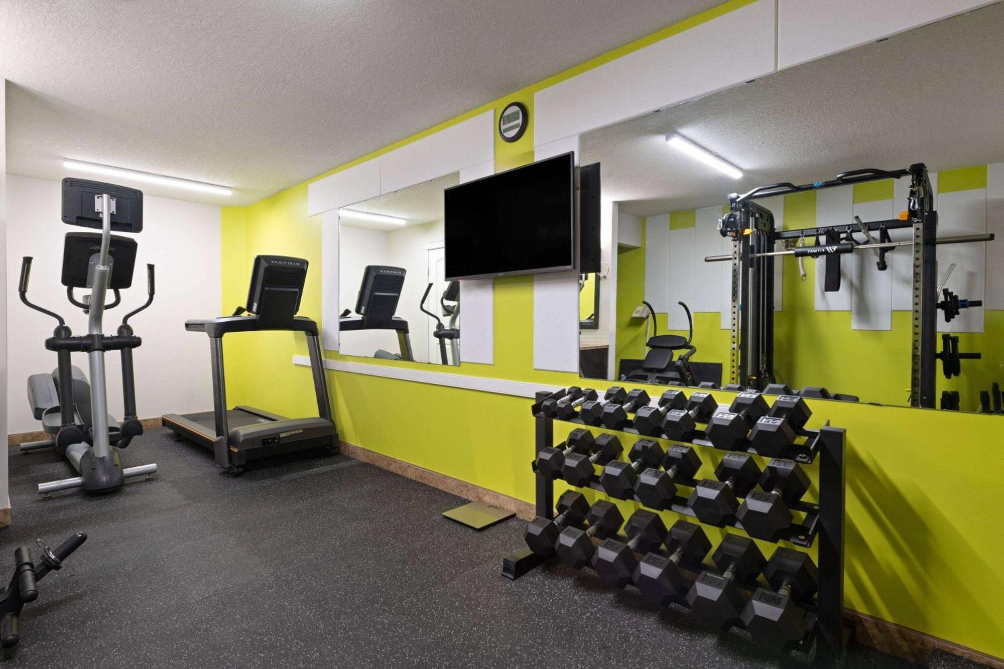 Super 8 By Wyndham Fort Mcmurray Esterno foto