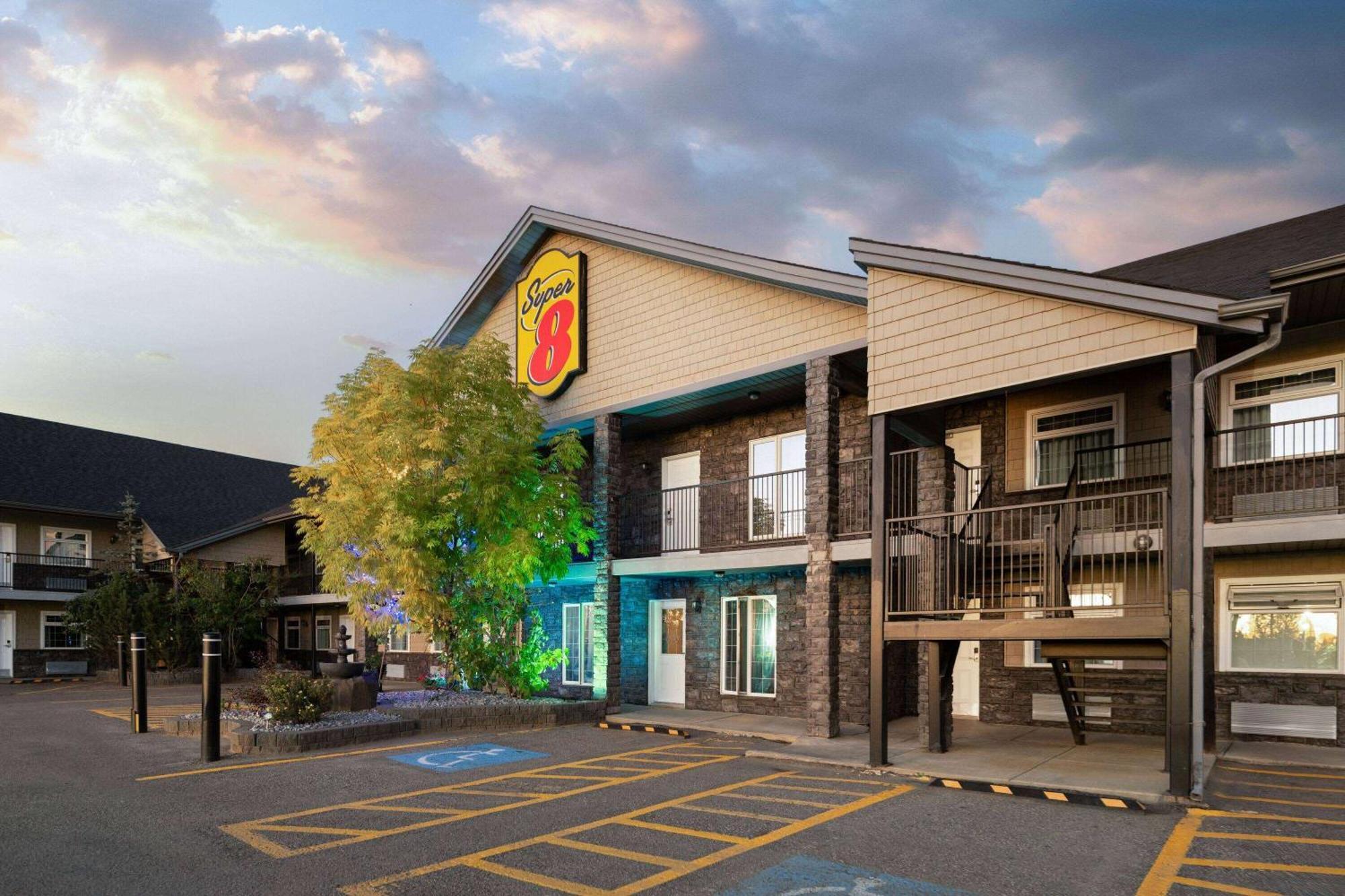 Super 8 By Wyndham Fort Mcmurray Esterno foto
