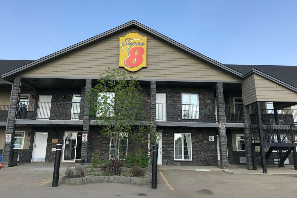 Super 8 By Wyndham Fort Mcmurray Esterno foto
