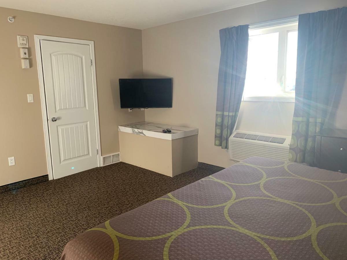 Super 8 By Wyndham Fort Mcmurray Esterno foto