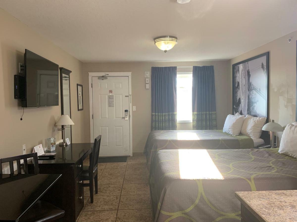 Super 8 By Wyndham Fort Mcmurray Esterno foto